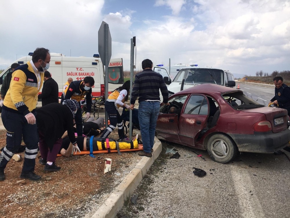 Hüyük’te otomobille minibüs çarpıştı: 1 ölü, 3 yaralı 