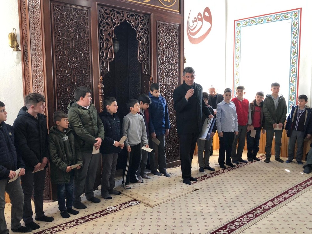 Hüyük’te yarıyıl tatilinde namazlarını camilerde kılan öğrencilere ödül 