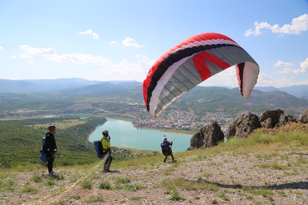 Huzur şehri Tunceli’de yamaç paraşütü heyecanı 
