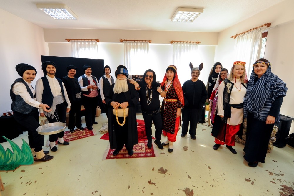 Huzurevi sakinleri gönüllerince eğlendi 