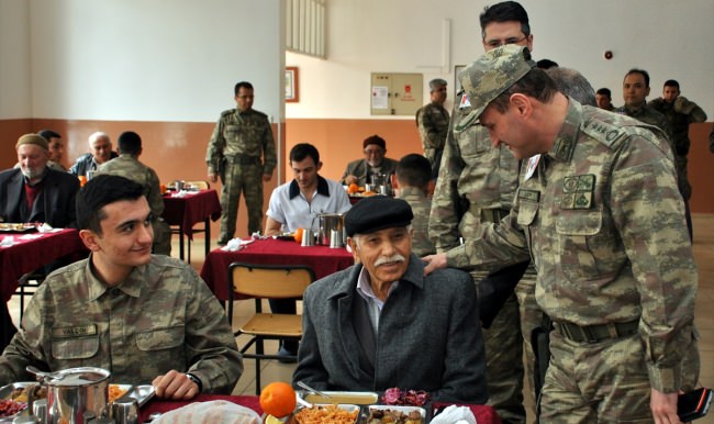 Huzurevi sakinleri jandarmayı ziyaret etti