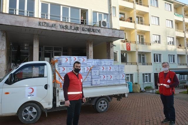 Huzurevi sakinleri, Kızılay’a 10’larca erzak kolisi hazırlattı 