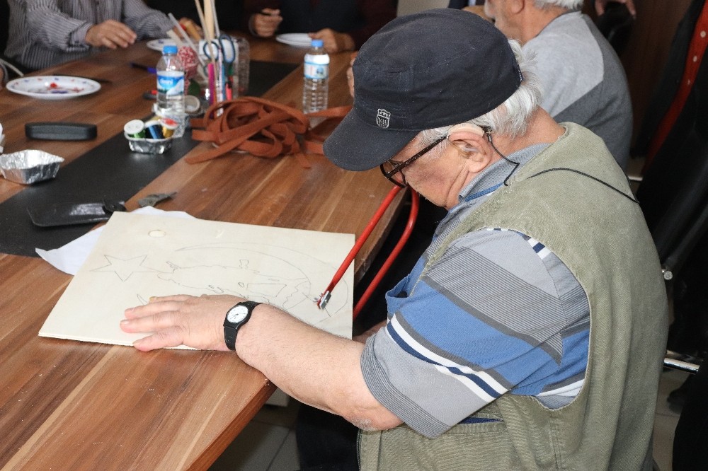Huzurevi sakinleri sanatla huzur buluyor 