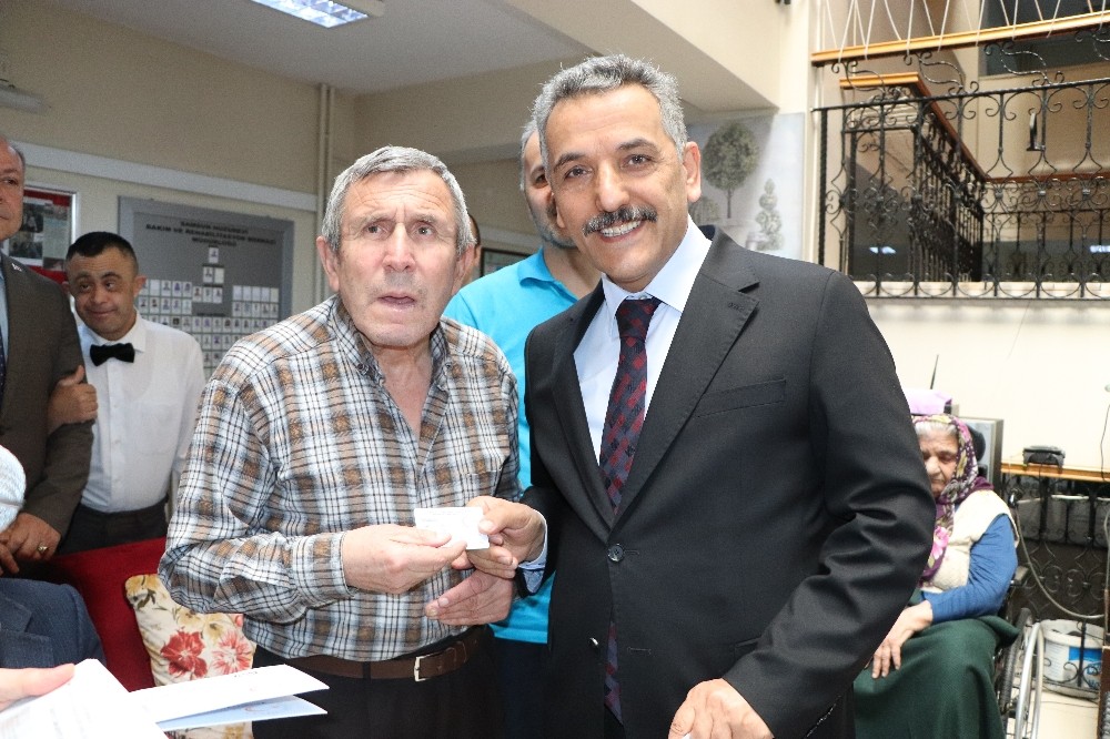 Huzurevi sakinleri yeni kimlik kartlarını Vali Kaymak’ın elinden aldı 