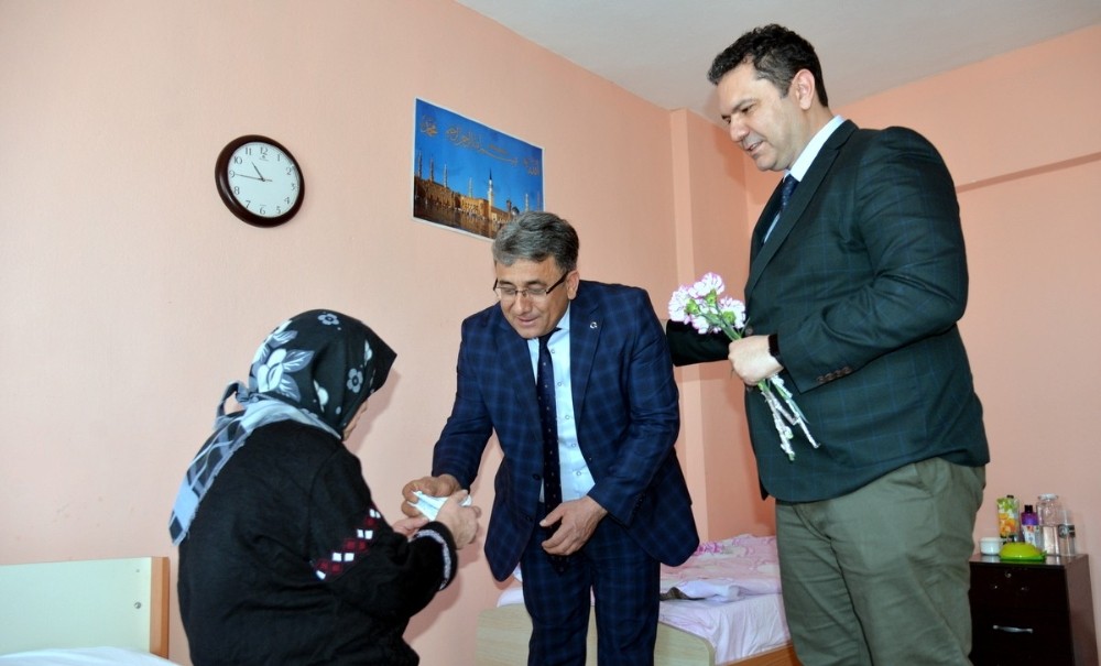 Huzurevi sakinlerine ziyaret 