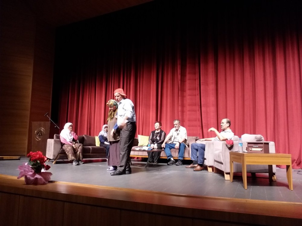 Huzurevi sakinlerinin halk oyunları ve tiyatro gösterisi coşturdu 