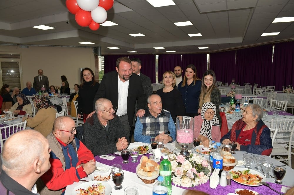 Huzurevi sakinleriyle yılbaşı kutlaması 