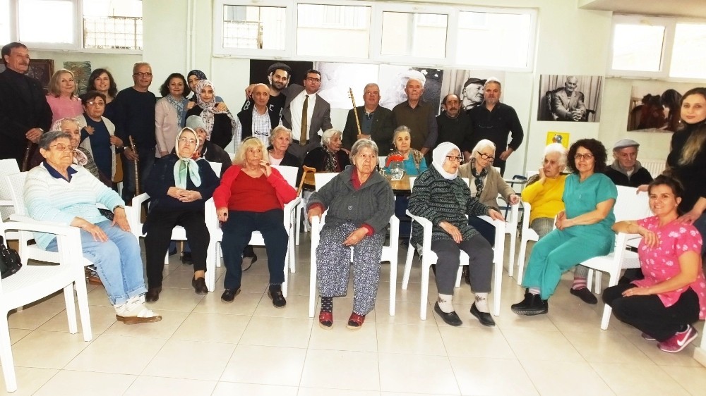 Huzurevinde kalan yaşlılar için erken yılbaşı kutlaması 