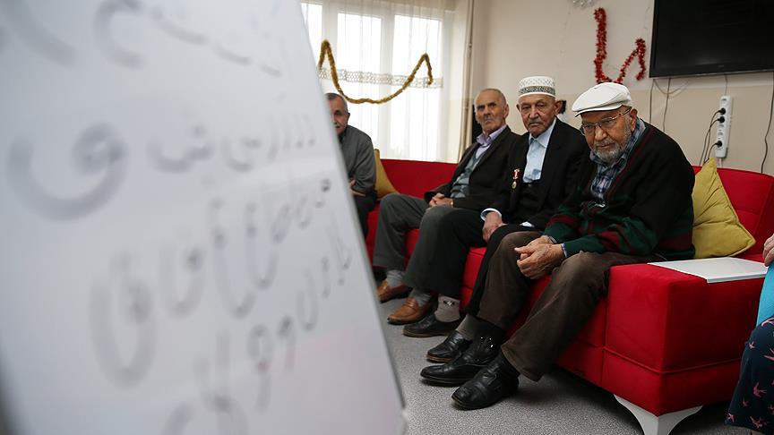 Huzurevinde Kur'an okumayı öğreniyorlar