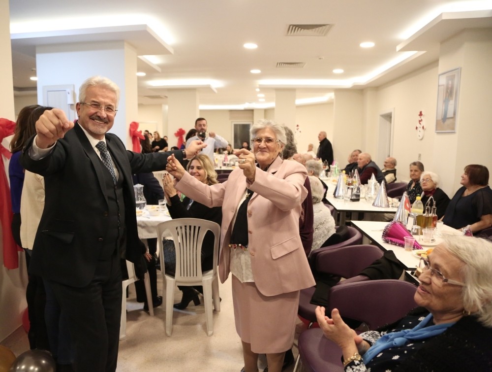 Huzurevinde yeni yıla renkli karşılama 