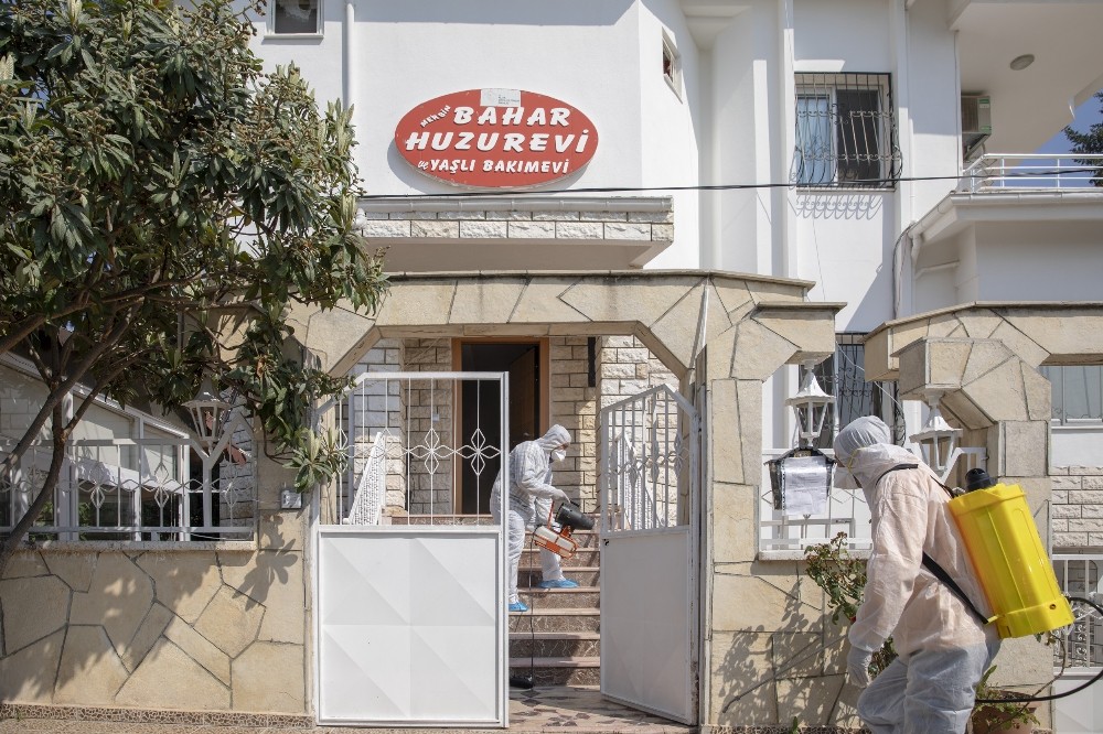 Huzurevleri de korona virüse karşı dezenfekte ediliyor 