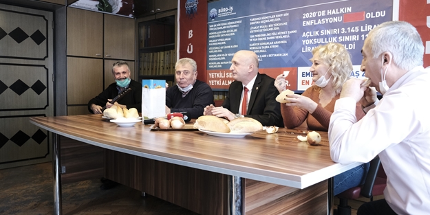 Huzurlarınızda ‘kuru soğan – ekmek’ tiyatrosu! Evlerinde yemediklerini kameralar önünde yediler