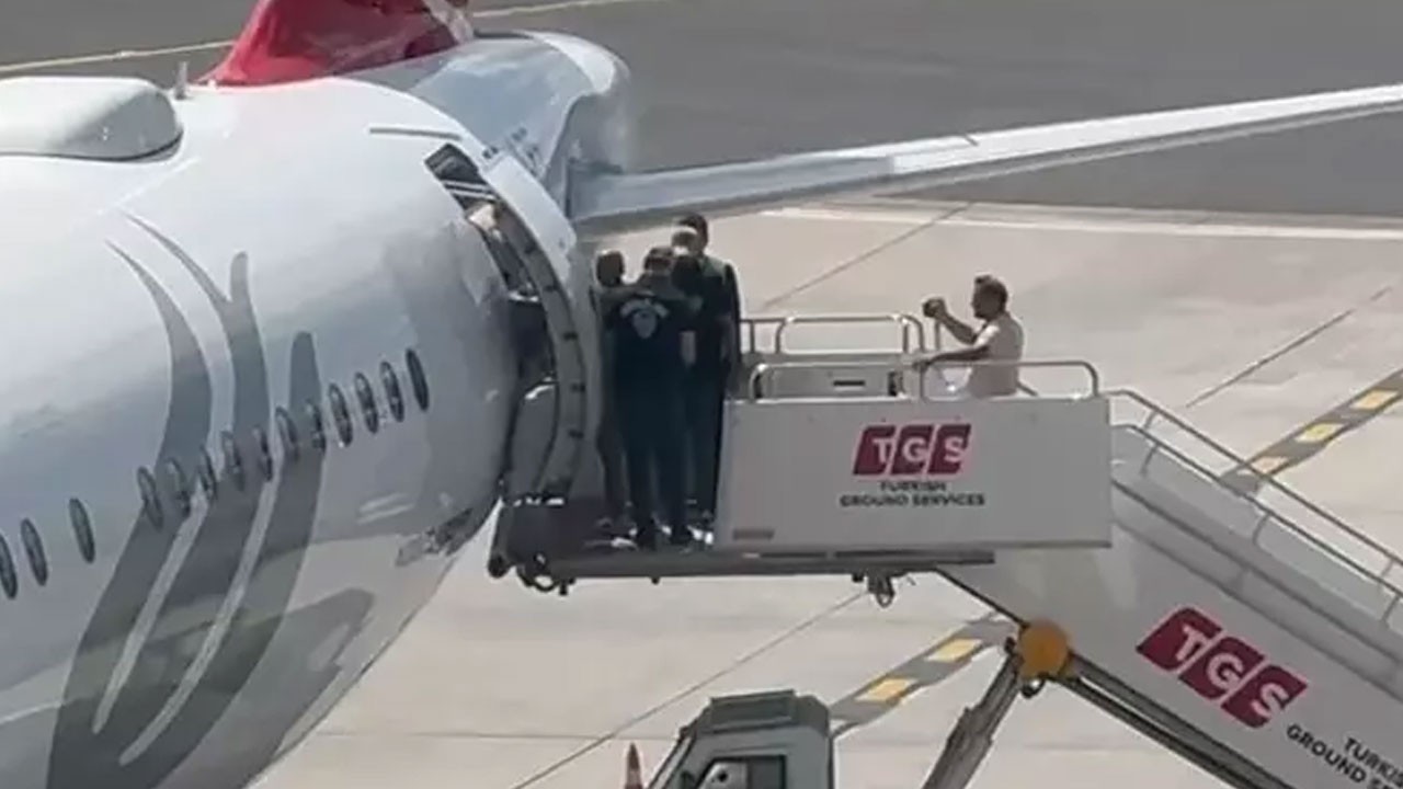 Hz. Muhammed'e dil uzatan ahlaksızlara geçit yok! Leman yöneticisi uçakta gözaltına alındı