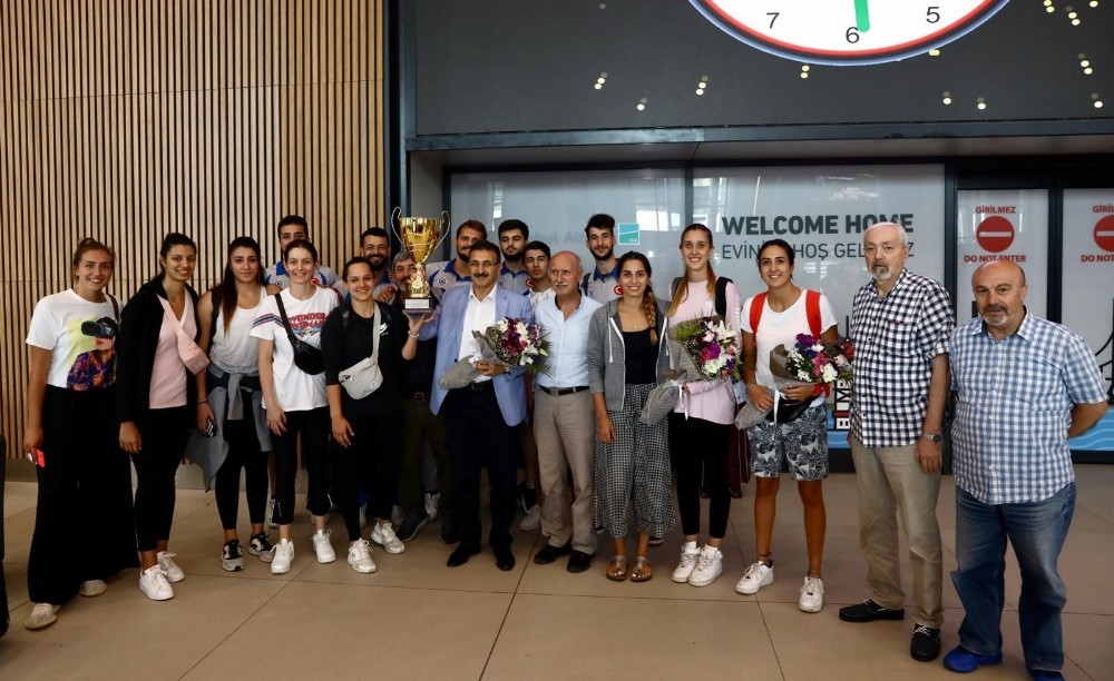 İAÜ Voleybol Kadın Takımı Avrupa’da ikinci oldu 