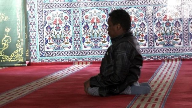 İbadet aşkı hayran bıraktı! Sürünerek yaratıcısının huzuruna gidiyor