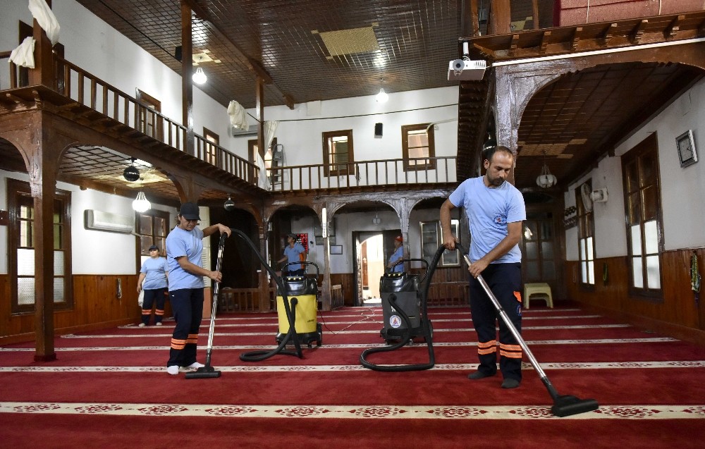 İbadethaneler bayram için temizlendi 