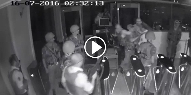 İBB binasına giren darbeci askerlerle polisin kavga anı
