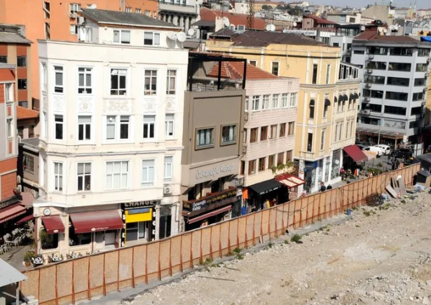 İBB bu kez Fena Çuvalladı! 13 ay önce yıktı bir çivi çakmadı. Esnaf kan ağlıyor