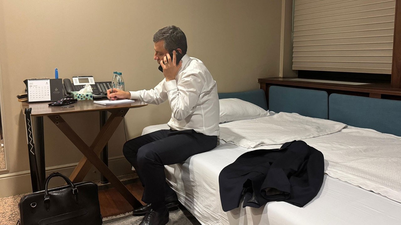 İBB, CHP'nin oteli mi? Özgür Özel, İmamoğlu'nun yatağında nöbette!