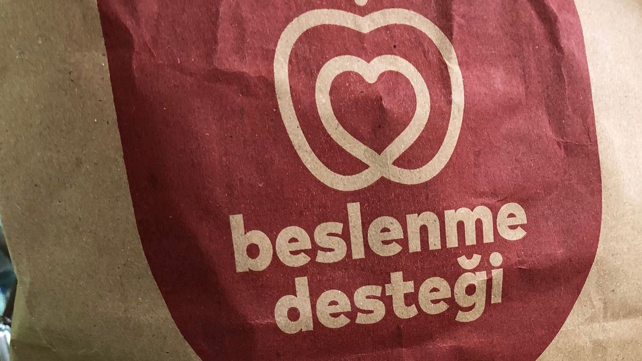 İBB Esenler’de çocuklara tarihi geçmiş süt dağıttı! Ekrem bunu da yaptı!