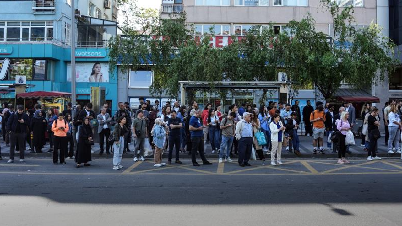 İBB İstanbulluları mağdur etti! Burasi miting alanı değil otobüs durağı