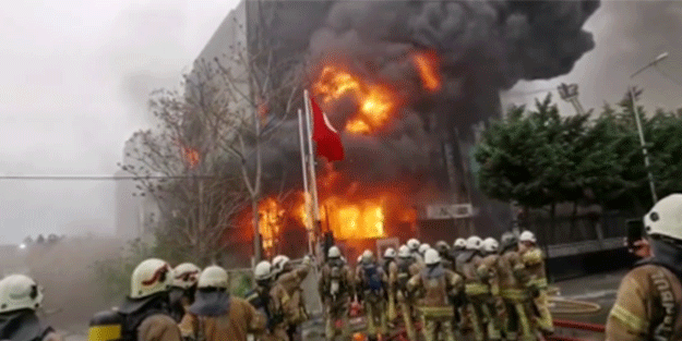 İBB itfaiyesi Akit'teki yangını seyrediyor!