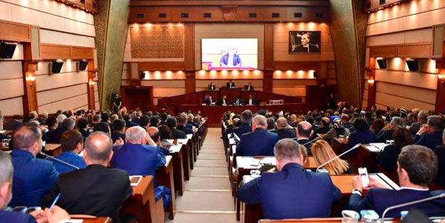 İBB Meclisi karıştı! 'Özür dileyin yapalım' gerginliği