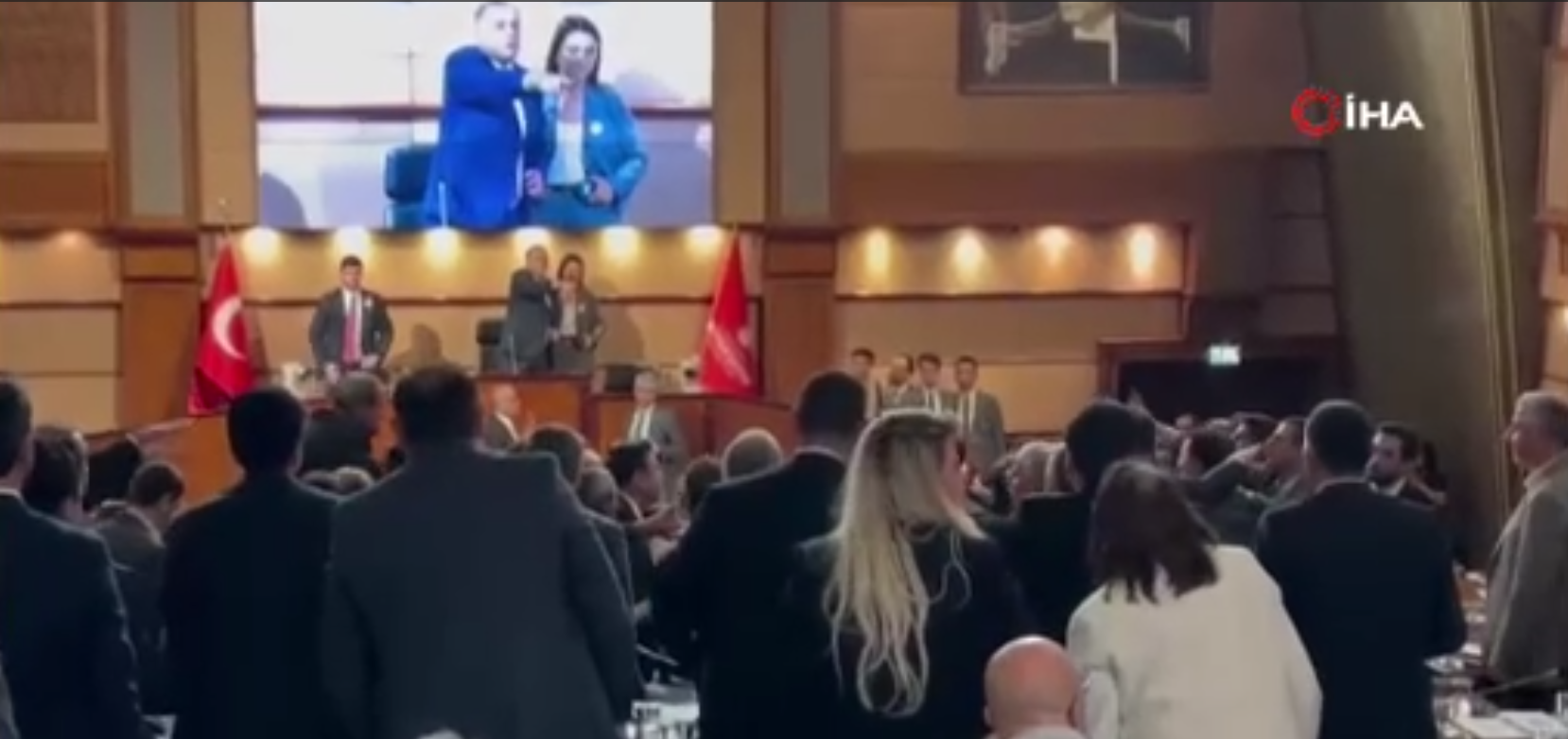 İBB Meclisi'nde kavga! Yumruk yumruğa birbirlerine girdiler