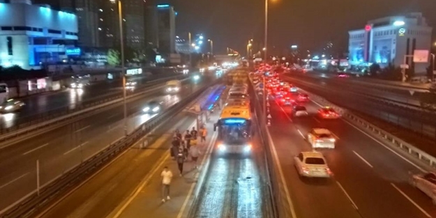 İBB metrobüs hattında yol çalışması!
