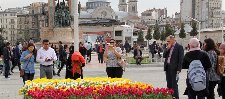 İBB Taksim Meydanı'nı lalelerle süsledi 'şimdi lale mevsimi'