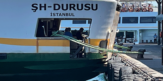 İBB tehlike saçmaya devam ediyor! Şehir Hatları vapuru iskeleye çarptı