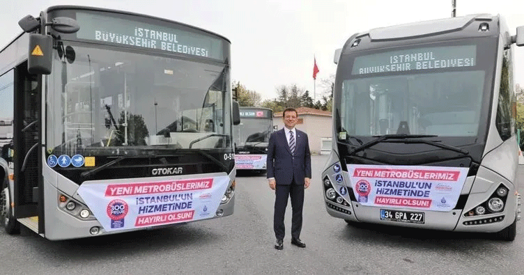 İBB yine yolda bıraktı... Yolda kalan yeni metrobüs çekiciyle garaja götürüldü