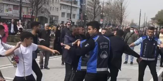 İBB zabıtalarıyla seyyar satıcılar birbirine girdi