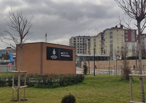 İBB'den 'pes dedirten' algı operasyonu! İmamoğlu vatandaşı salak mı sanıyor? Metrodan Bakanlığın tabelasını söküp kendi logosunu astı