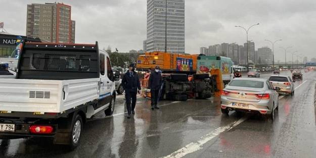 İBB'nin devrilen kar küreme aracının sürücüsü alkollü çıktı!