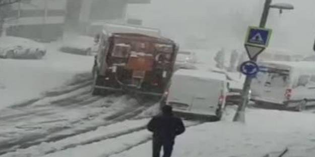 İBB'nin karda kayan kar küreme aracı, otomobillere çarptı!