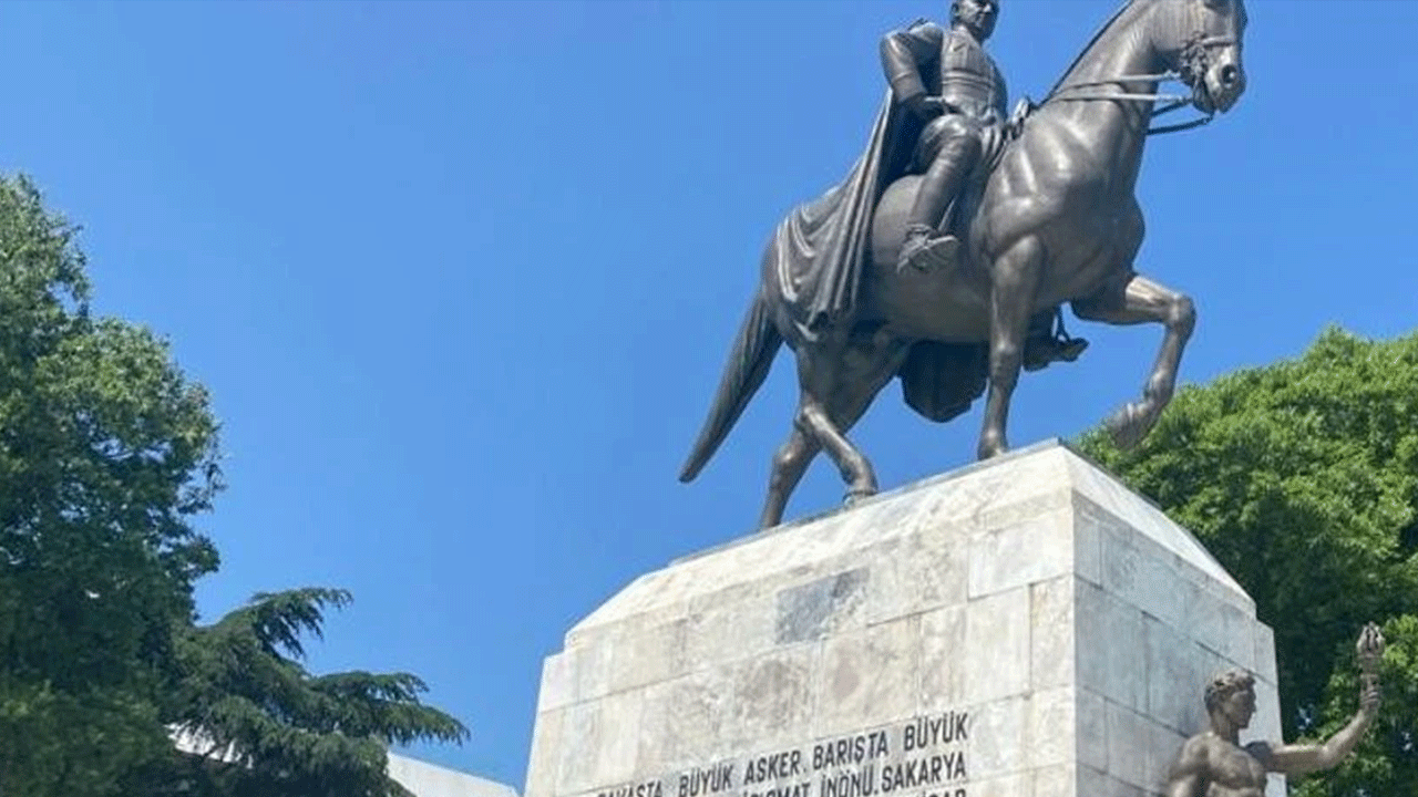 Ekrem ‘Atatürk’ü defterden sildi İBB’nin temizlediği İnönü heykelindeki yazıya dikkat!