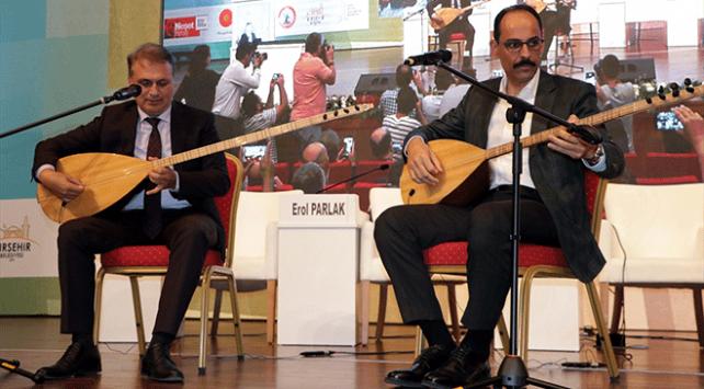 İbrahim Kalın Neşet Ertaş türkülerini seslendirdi