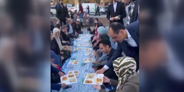 İbrahim Kalın vatandaşlara iftarda hizmet etti!