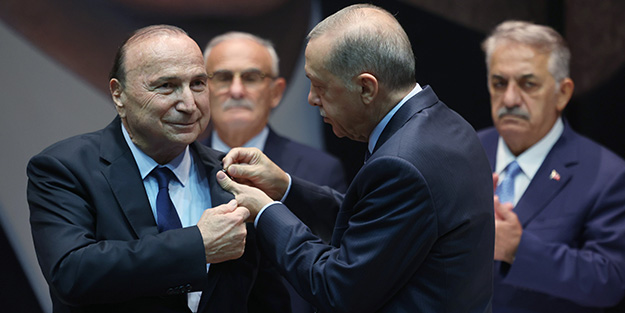 İbrahim Özdemir AK Parti'ye katıldı! Rozetini Cumhurbaşkanı Erdoğan taktı