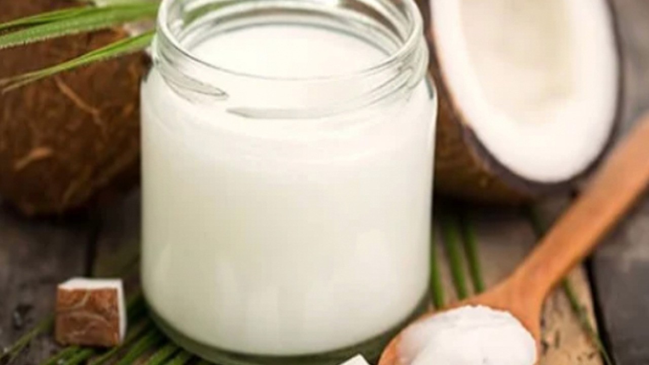 İbrahim Saraçoğlu önerdi: Hindistan cevizi yağınin mucizevi faydaları!  Ter kokusuna içten müdahale