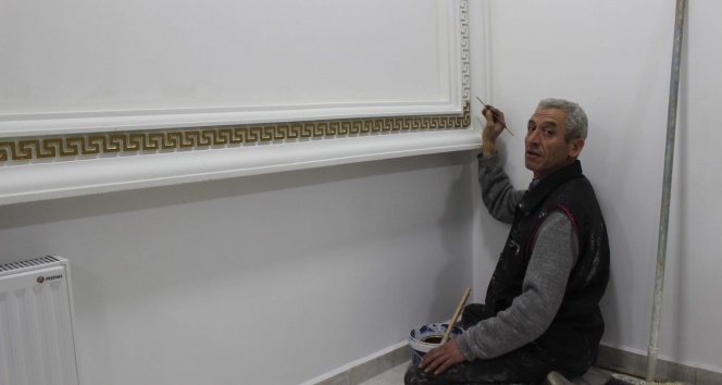 İbrahim Usta fırça atarak ekmek kazanıyor