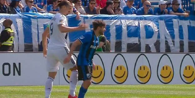 İbrahimovic ayağına basan futbolcuya öyle bir şey yaptı ki!