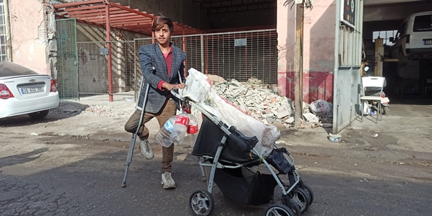 İbretlik görüntüler! Tek ayakla ekmek mücadelesi