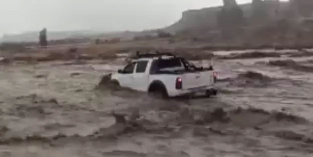 İç Anadolu Bölgesi felaketi yaşadı! Meteoroloji'nin uyardığı çok sayıda ili sel vurdu