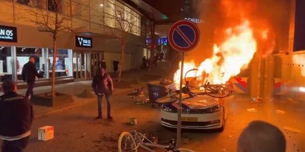 İç savaşı andıran görüntüler! Aşı olmayanlara yasakların getirildiği Hollanda'da sokaklar karıştı!