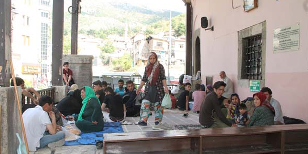 İç savaştan kaçan Afgan sığınmacılar zor durumda! Amasya'da cami avlusunda kalıyorlar