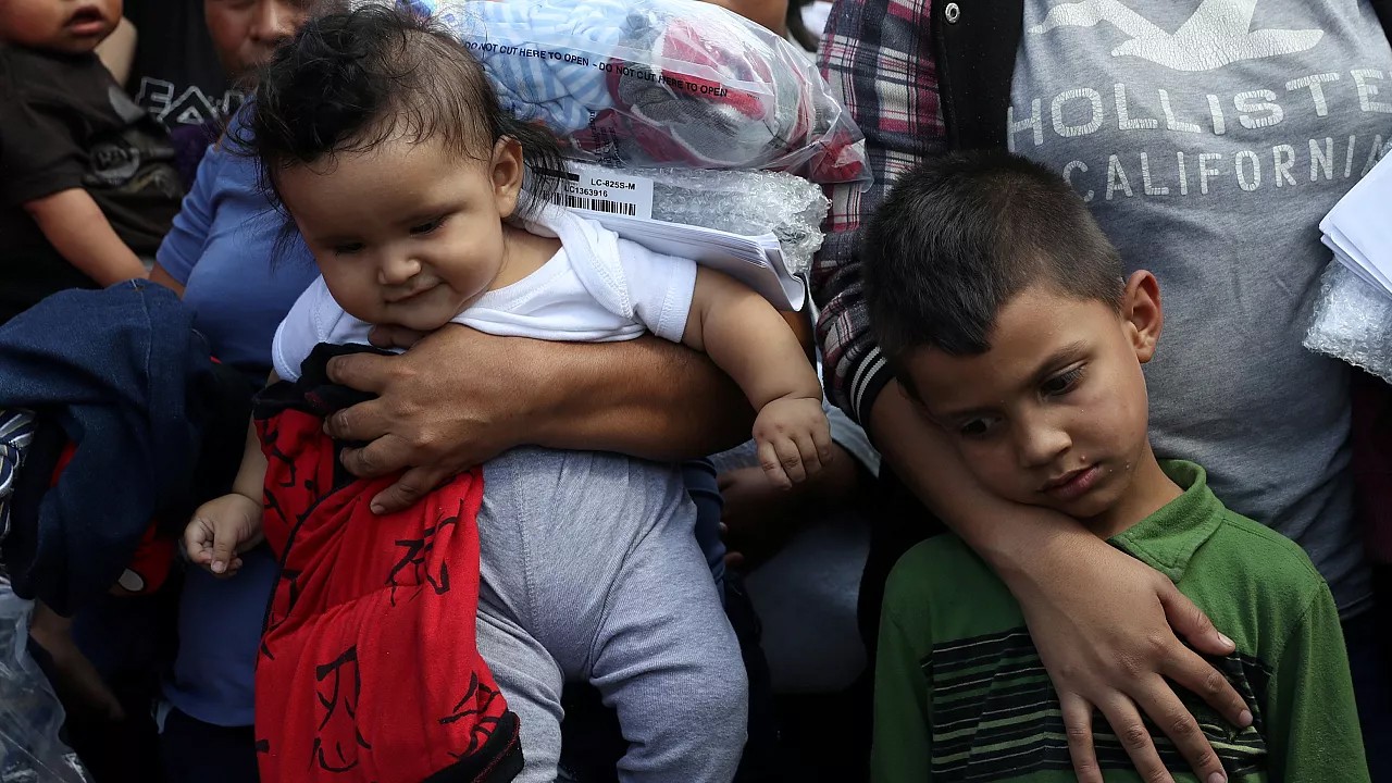 ICE 2 aylık hasta bebeği ailesiyle sınır dışı etti Denize geri atan Yunandan beterler