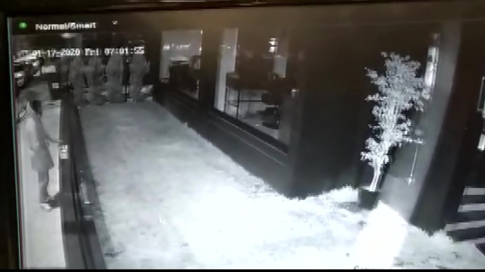 İçerisinde 5 bin TL’lik makyaj malzemesi bulunan çantayı çaldı 