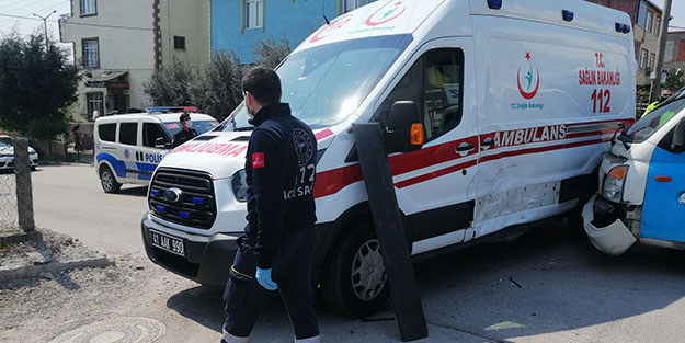 İçerisinde hasta bulunan ambulansa bomboş yolda tüp kamyoneti çarptı
